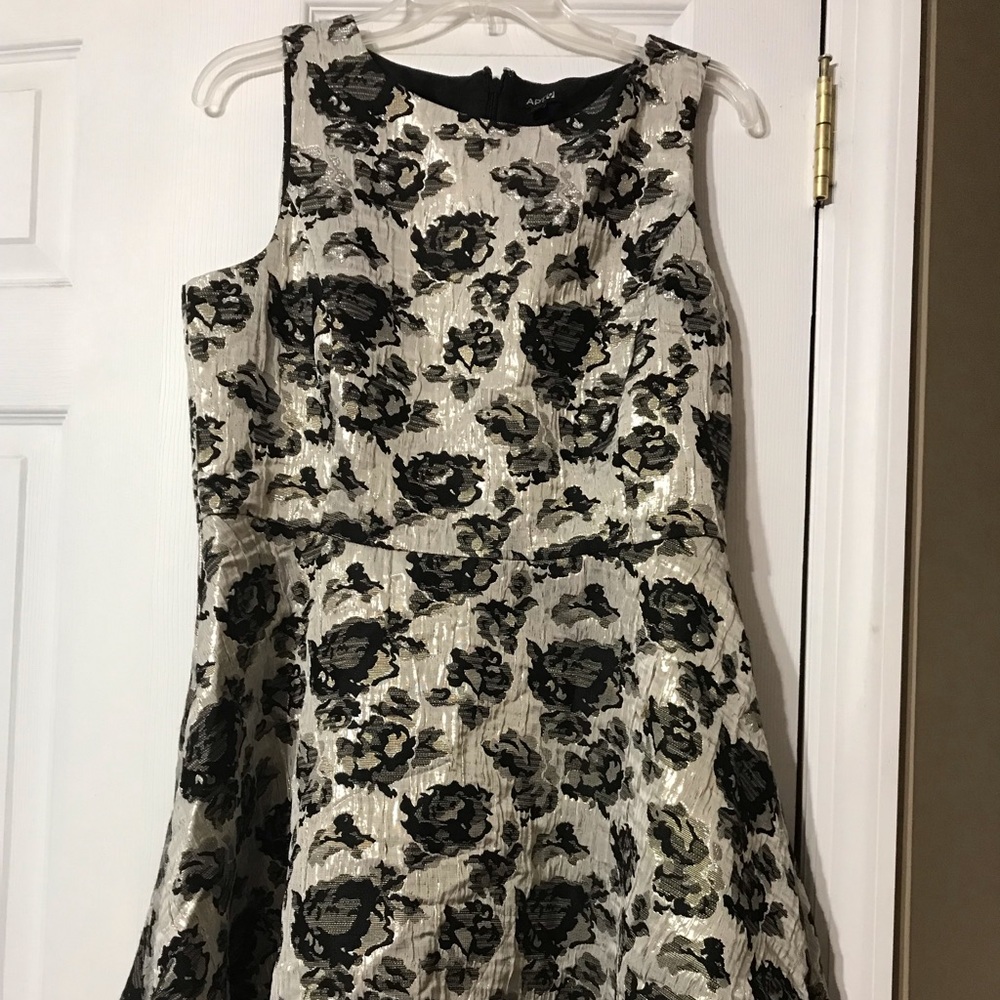 Very pretty apt 9 dress. Size 14 P